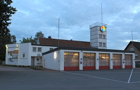 Feuerwehrhaus in der Dämmerung